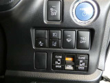 オートマチックハイビームを装備です。先行車や対向車のライトを認識し、ハイビームとロービームを自動で切り替える機能です。夜道の視界を確保します。詳細は販売店スタッフまでおたずねください。