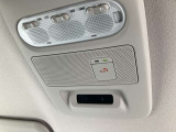 SOSコールボタンを装備しています。事故やあおり運転に遭った時など、オペレーターへ直接通話できて救援要請が出来ます。