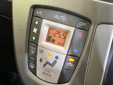 【オートエアコン】一度お好みの温度に設定すれば、車内の温度を検知し風量や温度を自動で調整。暑い&hellip;寒い&hellip;と何度もスイッチ操作をする必要はありません。快適な車内空間には必須の機能ですね♪
