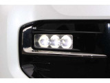 LEDフォグライトは省電力で荒天時に車両の直近をワイドに照らしてくれます。