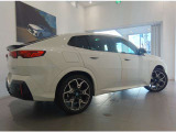 【BMWの伝統-3】BMWのお車は、&ldquo;駆け抜ける歓び&rdquo;を体現しております。走行の安定性とコーナリングの良さを追求し、思い通りにハンドルの操作可能です。