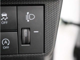 人や荷物を満載しても、対向車や先行車に迷惑をかけない、室内からヘッドライトの光軸を調整できます。