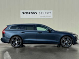 V90と比べてリアゲートの角度が立っており、四角いボルボを彷彿とさせる仕上がりです。