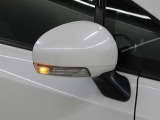 サイドターンランプ付きドアミラー。車両のドレスアップと右左折時の被視認性を兼ね備えたお洒落なミラーです。