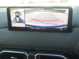 狭い場所での駐車やすれ違いなどでより的確な運転操作に役立つ360&deg;ビューモニターが装備されています。