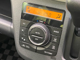 【オートエアコン】一度お好みの温度に設定すれば、車内の温度を検知し風量や温度を自動で調整。暑い&hellip;寒い&hellip;と何度もスイッチ操作をする必要はありません。快適な車内空間には必須の機能ですね♪
