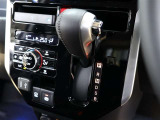 CVT(無段変速)のオートマチックです。インパネシフトがとても使い易く足元がスッキリ