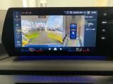 【ナビ純正】ワイドコントールディスプレイは、画面内に多数の情報を表示する事が可能です。センターコンソールiDriveコントローラー操作だけでなく、タッチパネルでの操作も可能となっております。