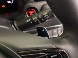 ステアリングホイール・後ろの減速セレクターは、左右に取り付けられた2つのパドルスイッチで減速の強さを調整。 左側の「-」を操作すると減速を強く、右側の「+」を操作すると減速を弱くすることができます。