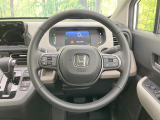 インテリアに合わせたデザインのステアリングは、運転される方のことも考え、運転しやすい形状、大きさです。是非一度、実際に触ってお確かめください。