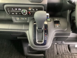足元スッキリ、インパネシフトです。パーキングブレーキは電子制御パーキングブレーキタイプなので、運転席と助手席の間がスッキリしています。