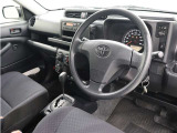 運転席から手の届くところに、ビジネスシーンに欠かせないアイテムを収納できるスペースを充実。ドライバーの幅広い用途に対し、実用性高く利便性にも配慮しています。