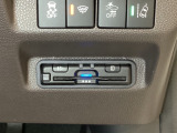 ハンドルの右下にETCがついています。高速道路の料金所の通過も楽々です!。 カードの取り出しもしやすい場所についています。