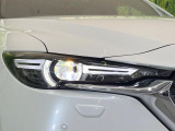 【LEDヘッドライト】悪天候や夜間走行時も良好な視界を確保し安心して運転できる高輝度LEDヘッドライトを装備!点灯速度が早く、消費電力も抑えられています。