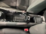 運転席、助手席間には小物入れがあります。
