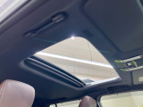 【ガラスルーフ】ガラスルーフ搭載で車内の解放感が一気にアップ!開放的なドライブをお楽しみいただけます。