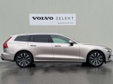 V90と比べてリアゲートの角度が立っており、四角いボルボを彷彿とさせる仕上がりです。