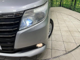 【LEDヘッドライト】悪天候や夜間走行時も良好な視界を確保し安心して運転できる高輝度LEDヘッドライトを装備!点灯速度が早く、消費電力も抑えられています。