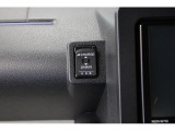 USBソケット&HDMIソケット。HDMIソケットにスマートフォンなどを接続するとそのまま画面に表示され、動画視聴も可能です。