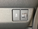 ハンドルの右側にはヘッドライトレベライザーとVSA(ABS+TCS+横滑り抑制)の解除スイッチがついています。ヘッドライトレベライザーは道路状況や積荷の加重に応じてライトの高さを調節できます。