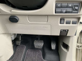 駐車ブレーキは足踏み式です