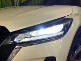 【LEDヘッドライト】悪天候や夜間走行時も良好な視界を確保し安心して運転できる高輝度LEDヘッドライトを装備!点灯速度が早く、消費電力も抑えられています。