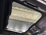 【ガラスルーフ】ガラスルーフ搭載で車内の解放感が一気にアップ!開放的なドライブをお楽しみいただけます。