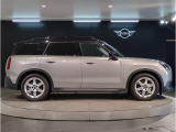 ☆MINIの車の始まりは大人四人がギリギリ乗れるコンパクトな車です!!今となっては3ナンバーですが、もともとは5ナンバーの車でした!!