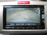 バックカメラの画像です。ガイドラインがスムースな車庫入れをサポートいたします。車庫入れの安心感がアップしますね。