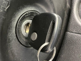 【キーレス】少し離れた場所からでもボタン一つでドアの開錠・施錠ができるのでとっても便利!ドアの鍵穴周りに傷をつけることもありません♪