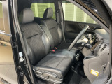 乗降がしやすい運転席。高さが調節できて小柄な方でも運転しやすいポジションをとることができます。