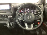 【ハンドル】運転にかかわる様々な操作を安全に行えるように視点移動が少なく操作性に配慮されたスイッチ類が凝縮されたコックピットです。