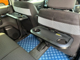 【パーソナルテーブル】運転席と助手席のシートバックに折り畳み式のテーブル!各テーブルにドリンクホルダーとショッピングフックが二つずつ付いています☆ドライブの合間にご利用下さい^^