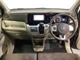 車内は光触媒抗菌消臭施工済です。インパネ周りはスタイリッシュなデザインです。グローブボックスやカップホルダーのほかにトレーなどたくさんの収納スペースが付いています。