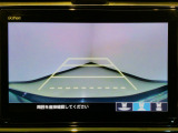 【バックカメラ】運転が苦手な方も車庫入れラクラクです!ギアをリバースに入れれば自動的に切り換わりますので、面倒な操作は不要です♪狭い駐車場もお車を傷つけず安心ですね!
