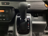CVT車のセレクトレバーです。低速から高速まで、変速ショックのないスムーズな走りを実現するとともに、エンジン効率のよい領域を維持することで燃費にも貢献します。
