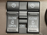 【両側パワースライドドア】スマートキーや運転席のスイッチで後席両側スライドドアの開閉が可能♪電動だから力を入れてドアを開ける必要が無く、小さなお子様でも簡単に開け閉めでき快適です♪