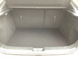ラゲッジルーム内の凹凸をなくす事でスッキリした広がりを造りだし、荷物がスムーズに出し入れできる気持ちよさ、使い易さを実現!