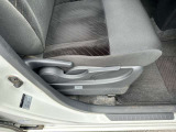 メーカーオプションの運転席シートリフター付!お好きなシートポジションでドライブをお楽しみいただけます☆