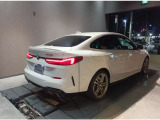 【BMWの伝統-3】BMWのお車は、&ldquo;駆け抜ける歓び&rdquo;を体現しております。走行の安定性とコーナリングの良さを追求し、思い通りにハンドルの操作可能です。