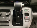 「e:HEV」搭載車です。日常シーンのほとんどをモーターで走行し、高速クルージングなどモーターよりもエンジンの方が効率が良い領域はエンジンで走行、あらゆる領域で優れた燃費走行を実現します。