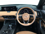 【運転席インテリアデザイン】左右対称のインテリアデザインでドライバーを包み込み運転に集中できるように設計されています。