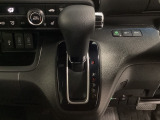 CVT車のセレクトレバーです。低速から高速まで、変速ショックのないスムーズな走りを実現するとともに、エンジン効率のよい領域を維持することで燃費にも貢献します。