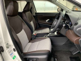高いホールド性で運転姿勢が安定します。長距離ドライブでも疲れにくいのが魅力です。快適なドライビングライフをお送りください♪