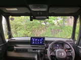 フロントガラスが大きく、ワイドな視界で運転もしやすくなるように設定されています。