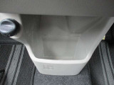 運転席助手席で使用できるドリンクホルダーです。