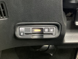 ハンドルの左下にETCがついています。高速道路の料金所の通過も楽々です!。 カードの取り出しもしやすい場所についています。