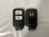 スマートキーを装備しています。鍵を差し込むことなくドアロックの開け閉めと、スタートボタン操作でのエンジンスタートができます。スペアキーも同じものを用意しております。