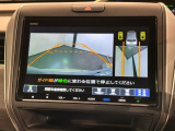 リバースギアに入れるだけで後方の表示へ切り替わります。夜間や雨の日の駐車も楽になりますよ。