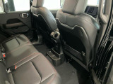 【リアシート】屋根までの高さがある車のため、大人の方でも圧迫感が少なく乗車出来ます。足元は広く取られているため、ゆったりとお乗り頂けます。